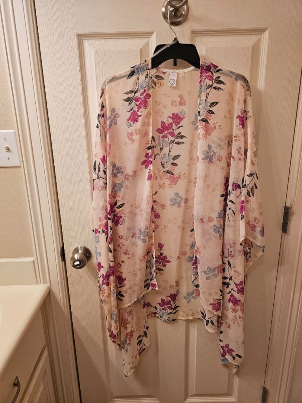 NWOT CY Fashion Medium Cream Kimono w / Floral Detail